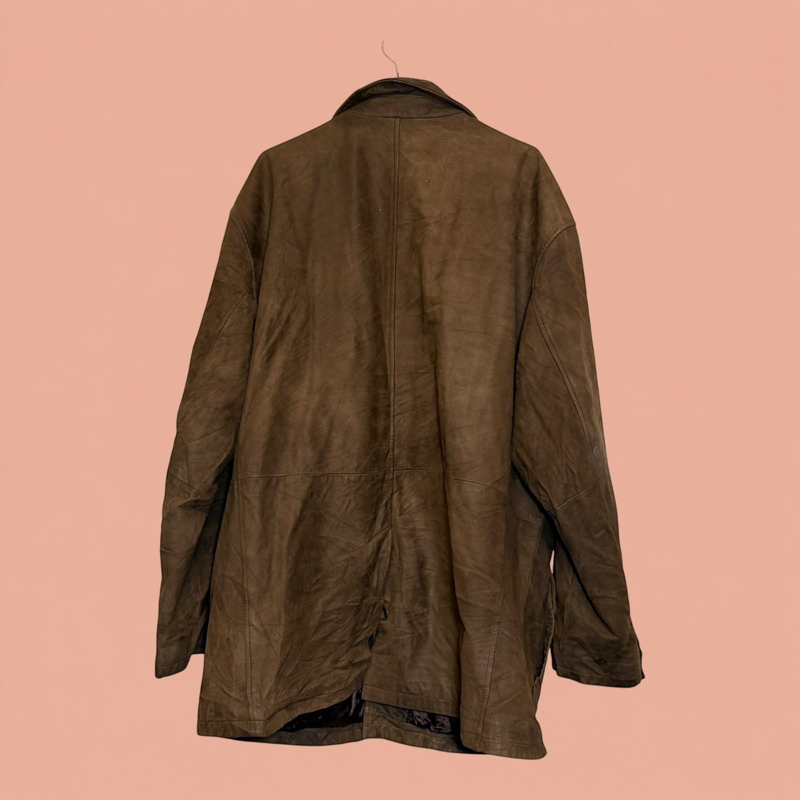 Chaqueta gamulan de hombre color marrón en Tuclosetrenovado.cl, vista trasera de prenda de segunda mano