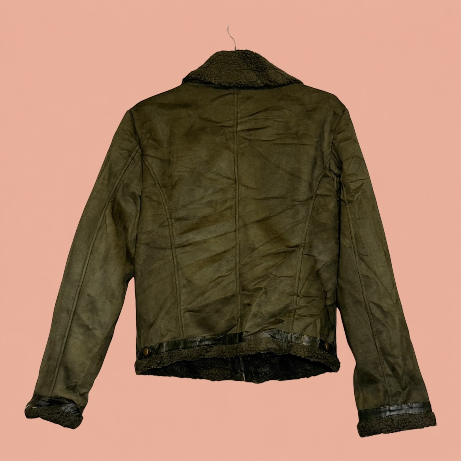 Chaqueta gamulan verde oliva de segunda mano de Tuclosetrenovado.cl con forro de borrego y detalles en piel