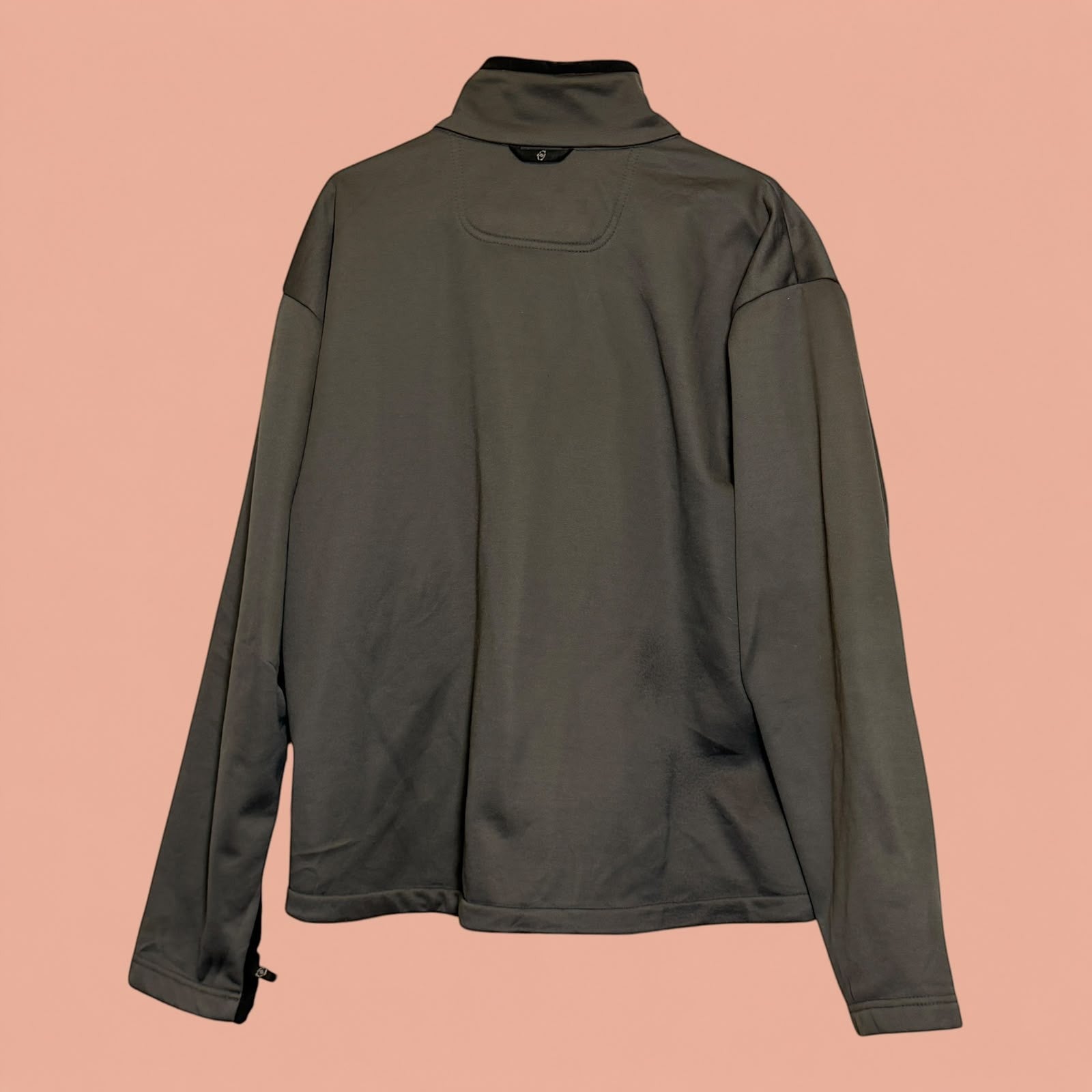 Chaqueta deportiva gris de hombre de Tuclosetrenovado.cl con cuello alto y cierre, vista trasera