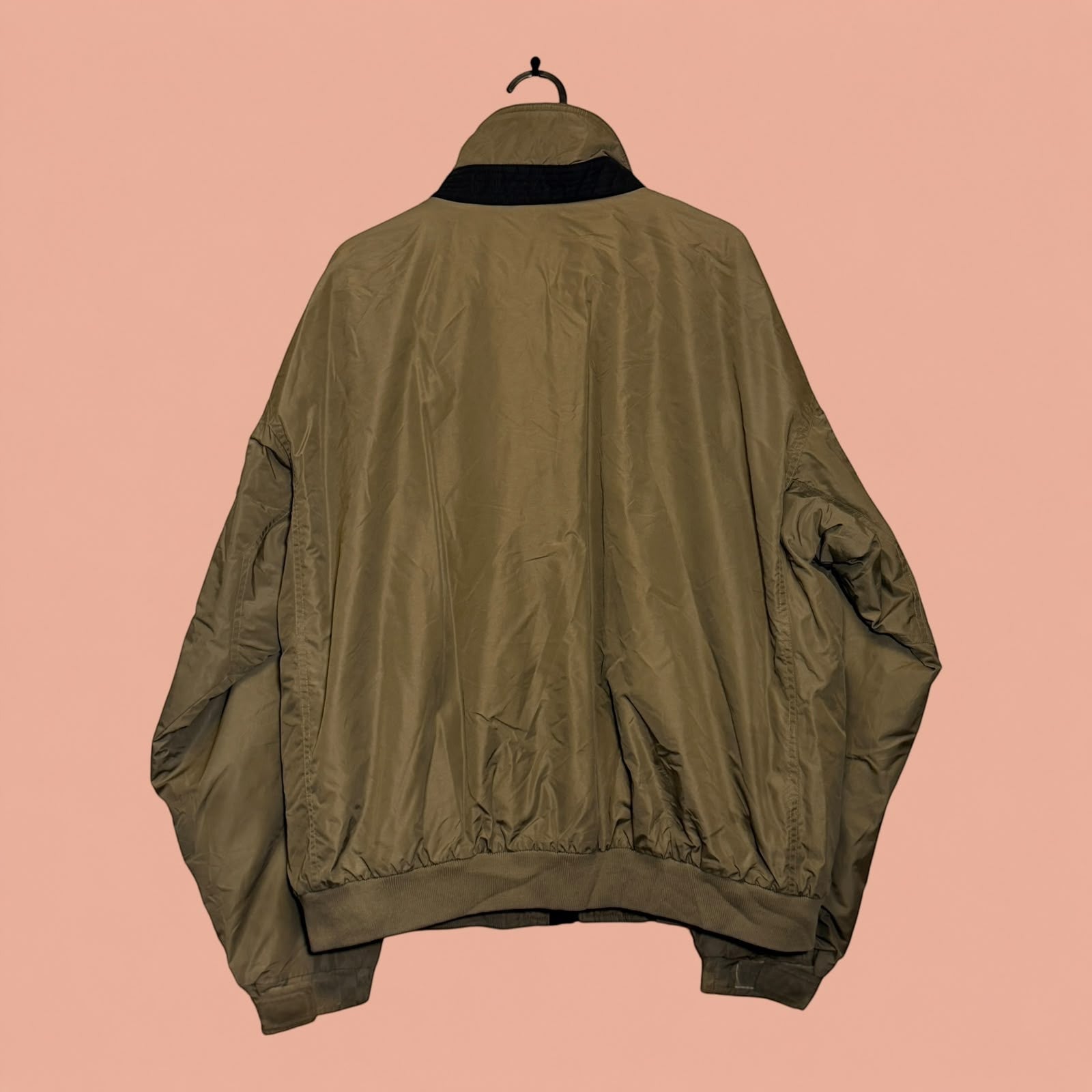 Chaqueta de hombre color verde oliva con cuello negro de Tuclosetrenovado.cl, vista trasera de prenda segunda mano.