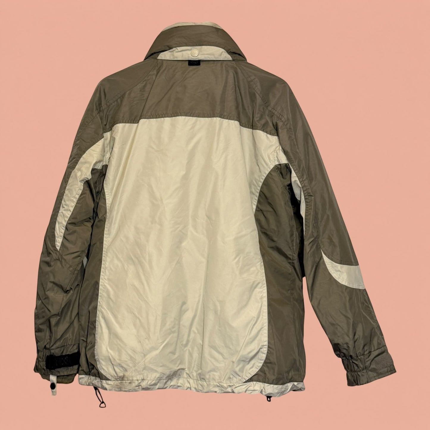 Chaqueta técnica de invierno Tuclosetrenovado.cl en tonos beige y marrón, vista trasera con diseño deportivo.