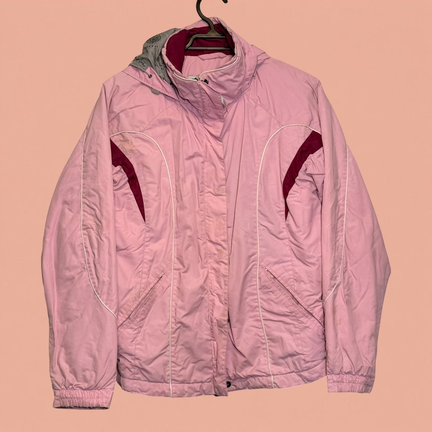 Chaqueta de invierno rosa Tuclosetrenovado.cl con capucha gris y detalles en burdeos, estilo deportivo de segunda mano.