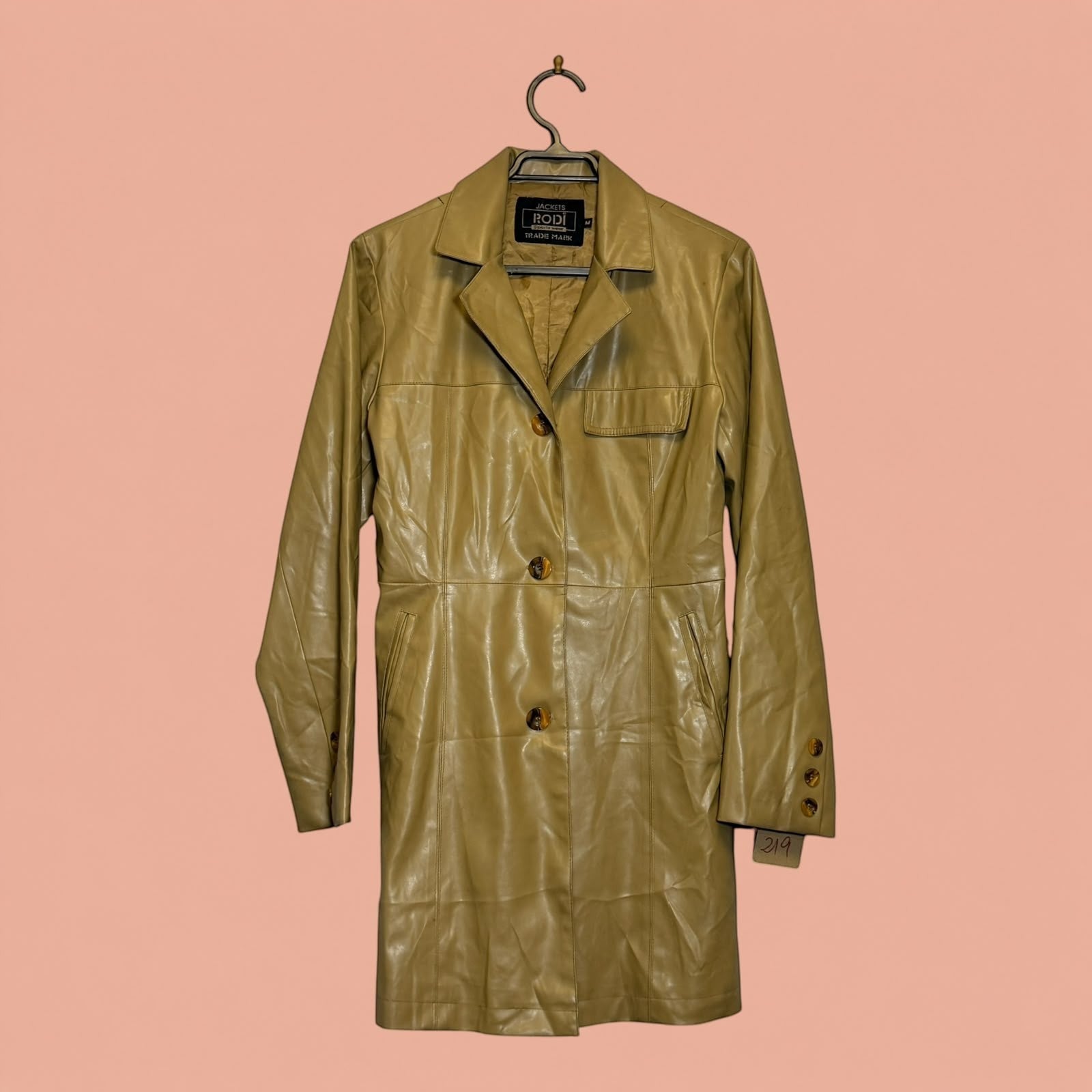 Chaqueta larga de eco cuero color beige de Tuclosetrenovado.cl con botones frontales y solapas clásicas
