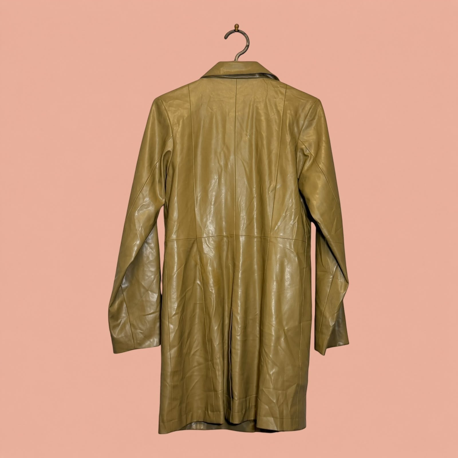 Chaqueta larga de eco cuero color beige de Tuclosetrenovado.cl vista trasera sobre fondo rosado