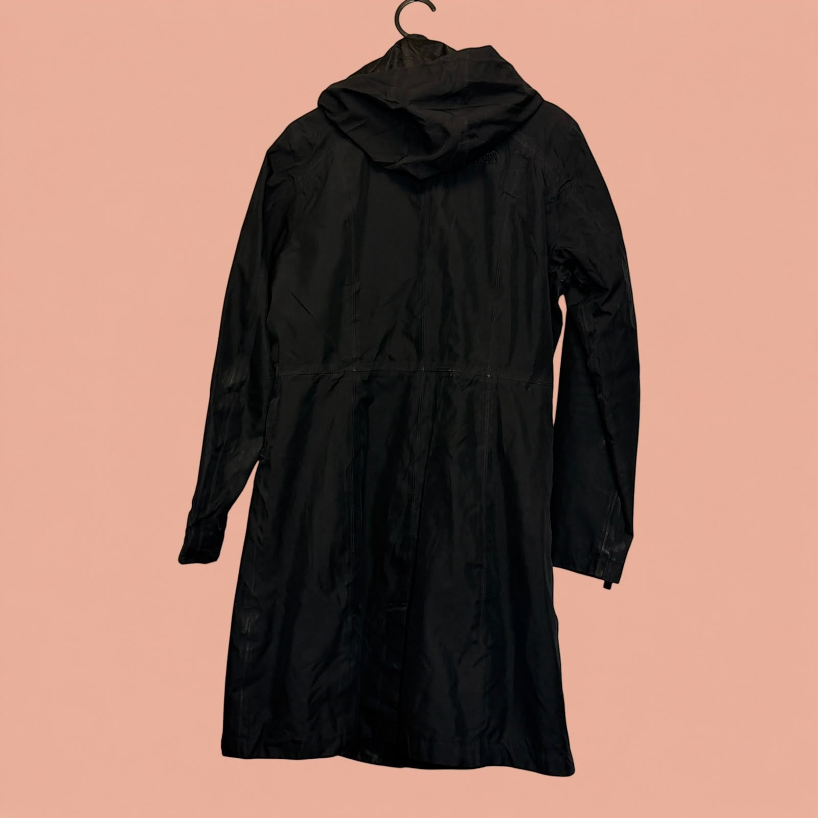 Chaqueta larga negra con capucha de Tuclosetrenovado.cl, estilo impermeable de segunda mano