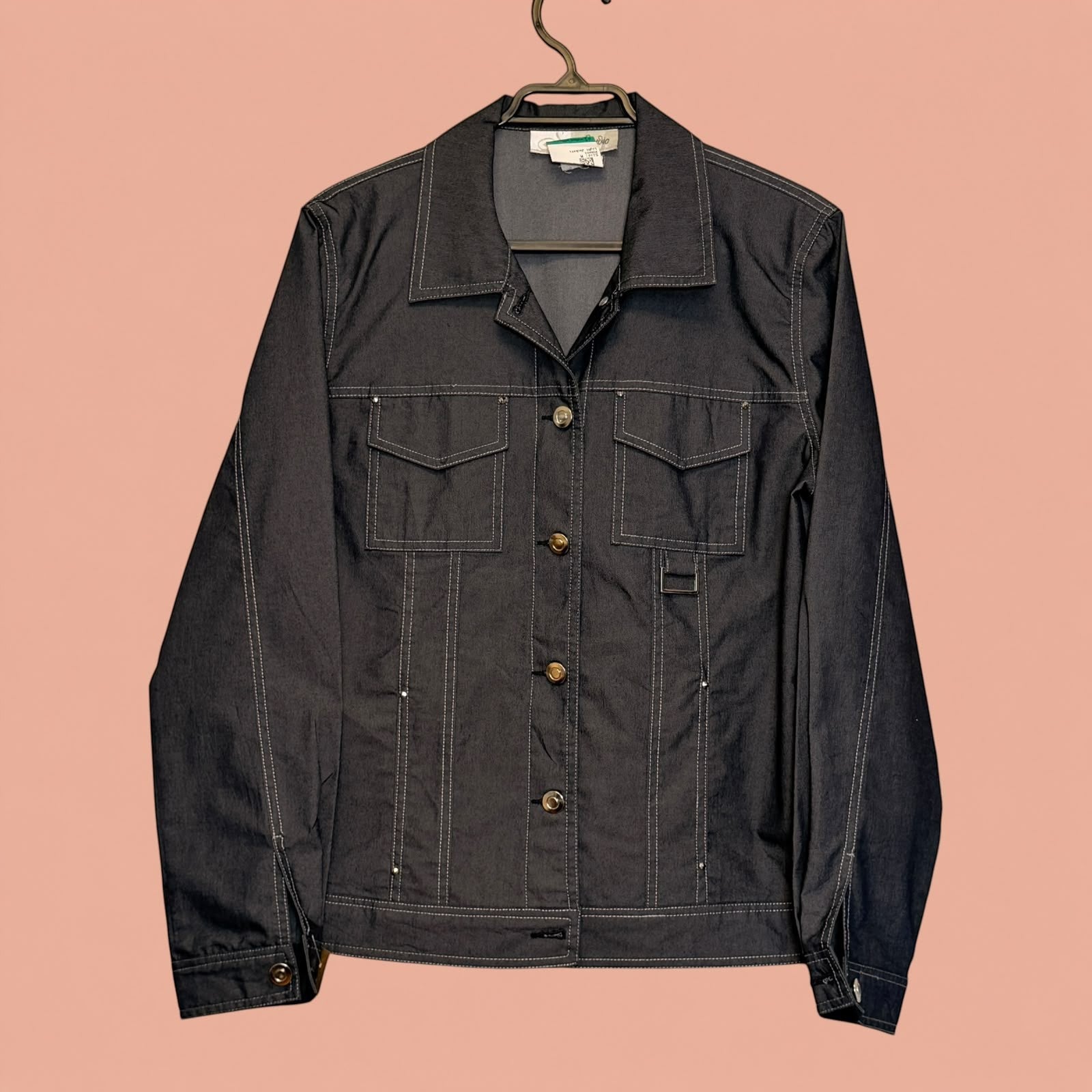 Chaqueta tipo blazer de mezclilla oscura con costuras blancas visibles de Tuclosetrenovado.cl