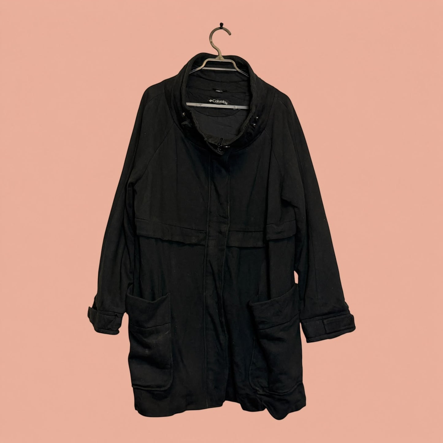 Chaqueta negra Columbia de segunda mano con cuello alto y bolsillos frontales de Tuclosetrenovado.cl