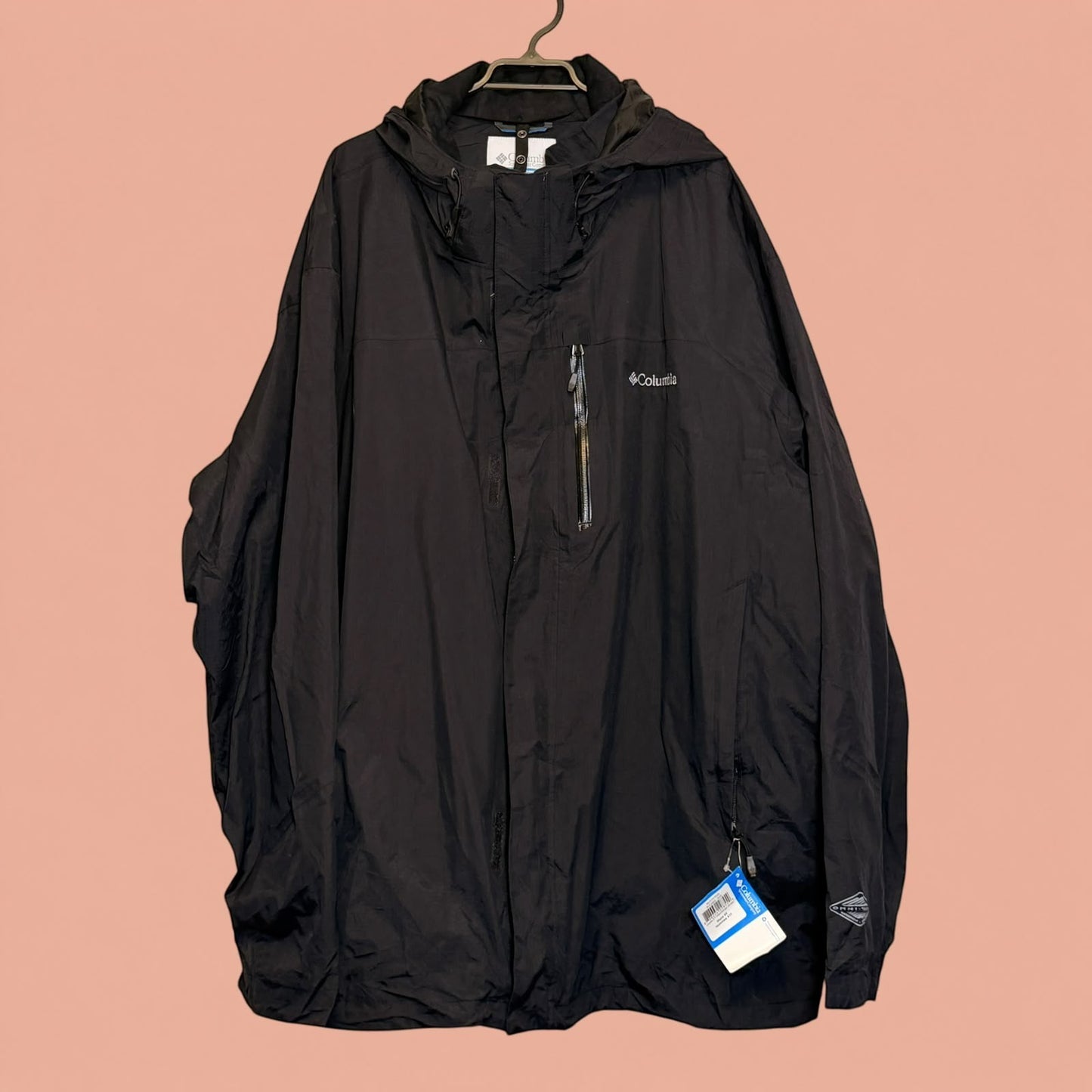 Chaqueta impermeable negra para hombre de Tuclosetrenovado.cl con capucha y cierre frontal