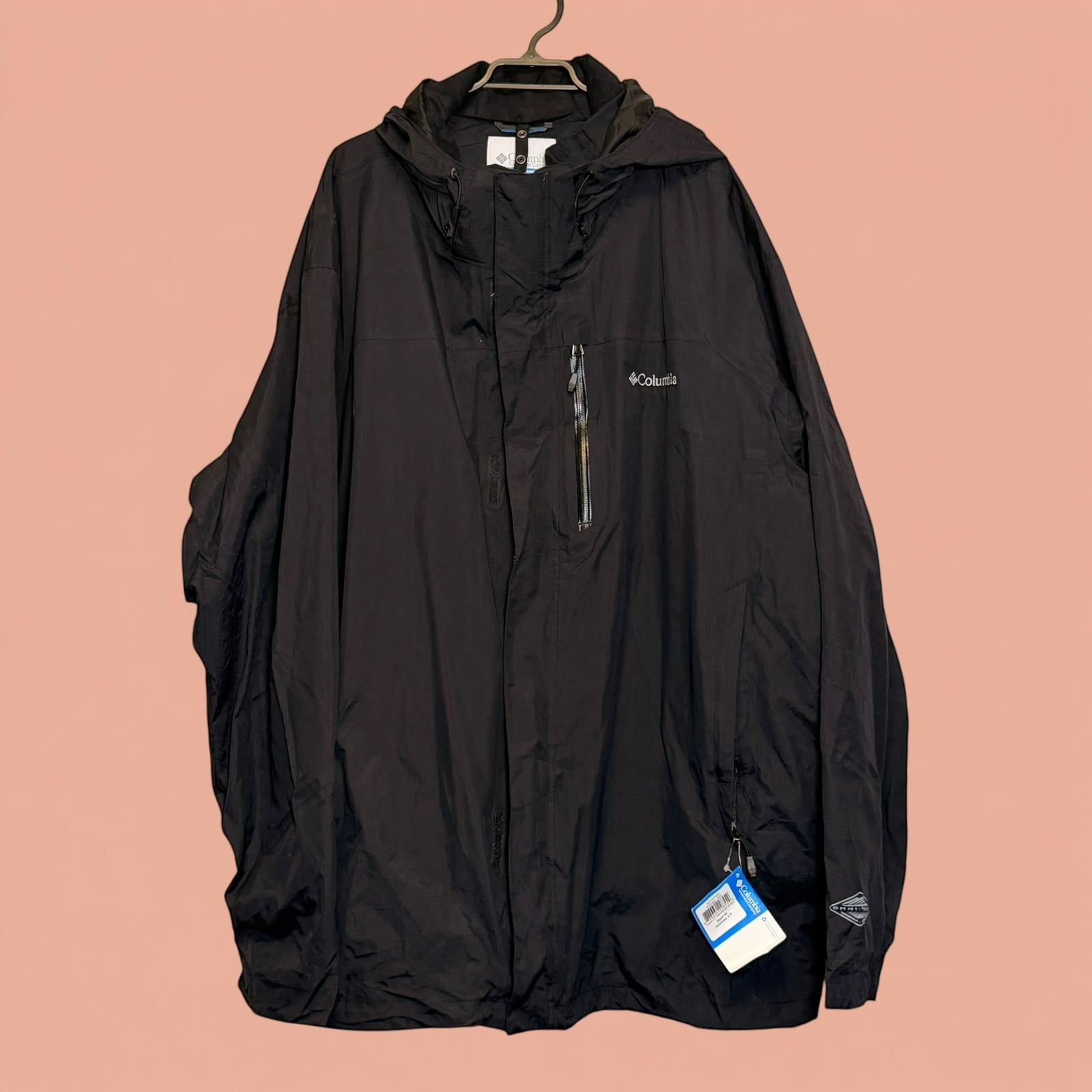 Chaqueta impermeable negra para hombre de Tuclosetrenovado.cl con capucha y cierre frontal