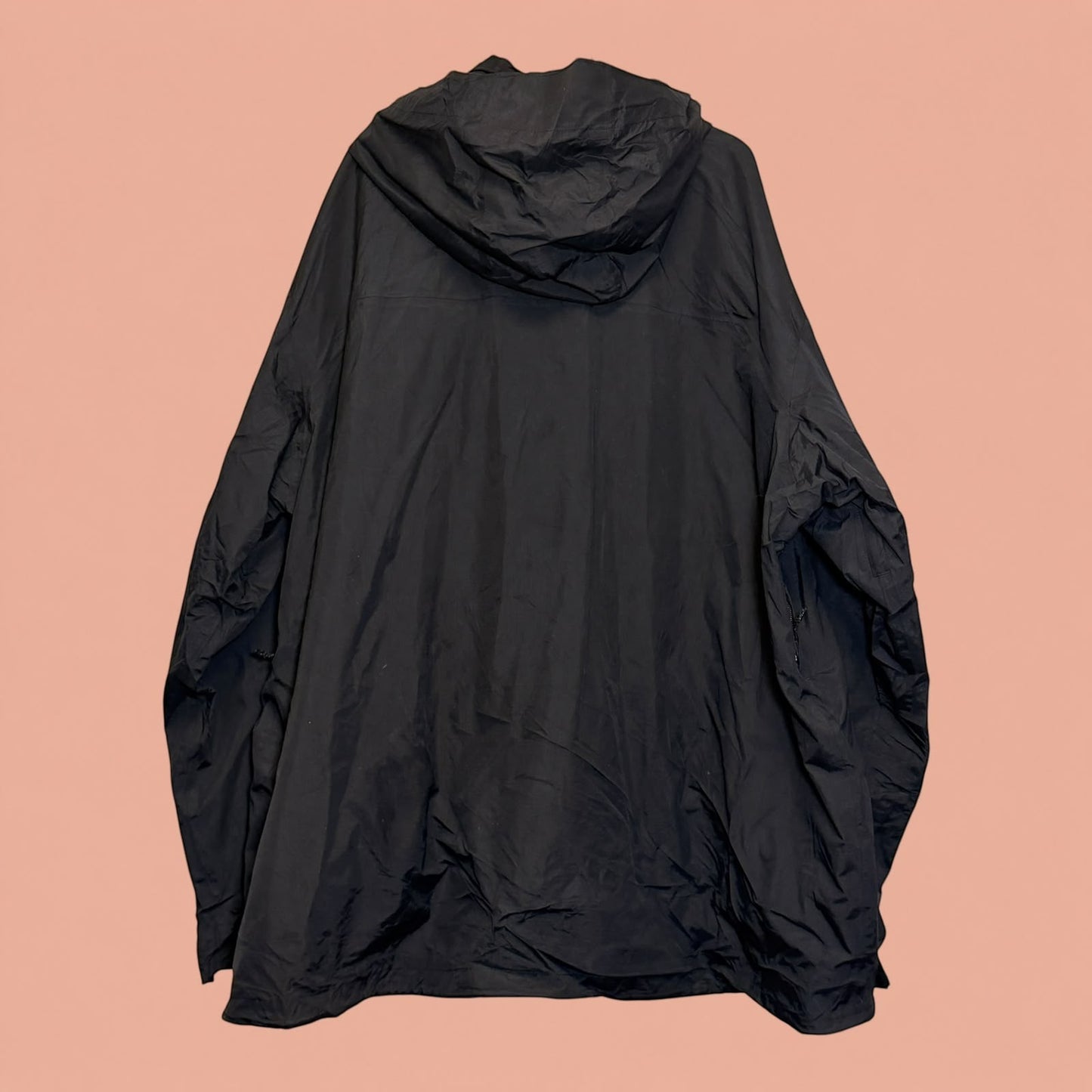 Chaqueta impermeable negra con capucha de Tuclosetrenovado.cl, estilo técnico para hombre, vista trasera.