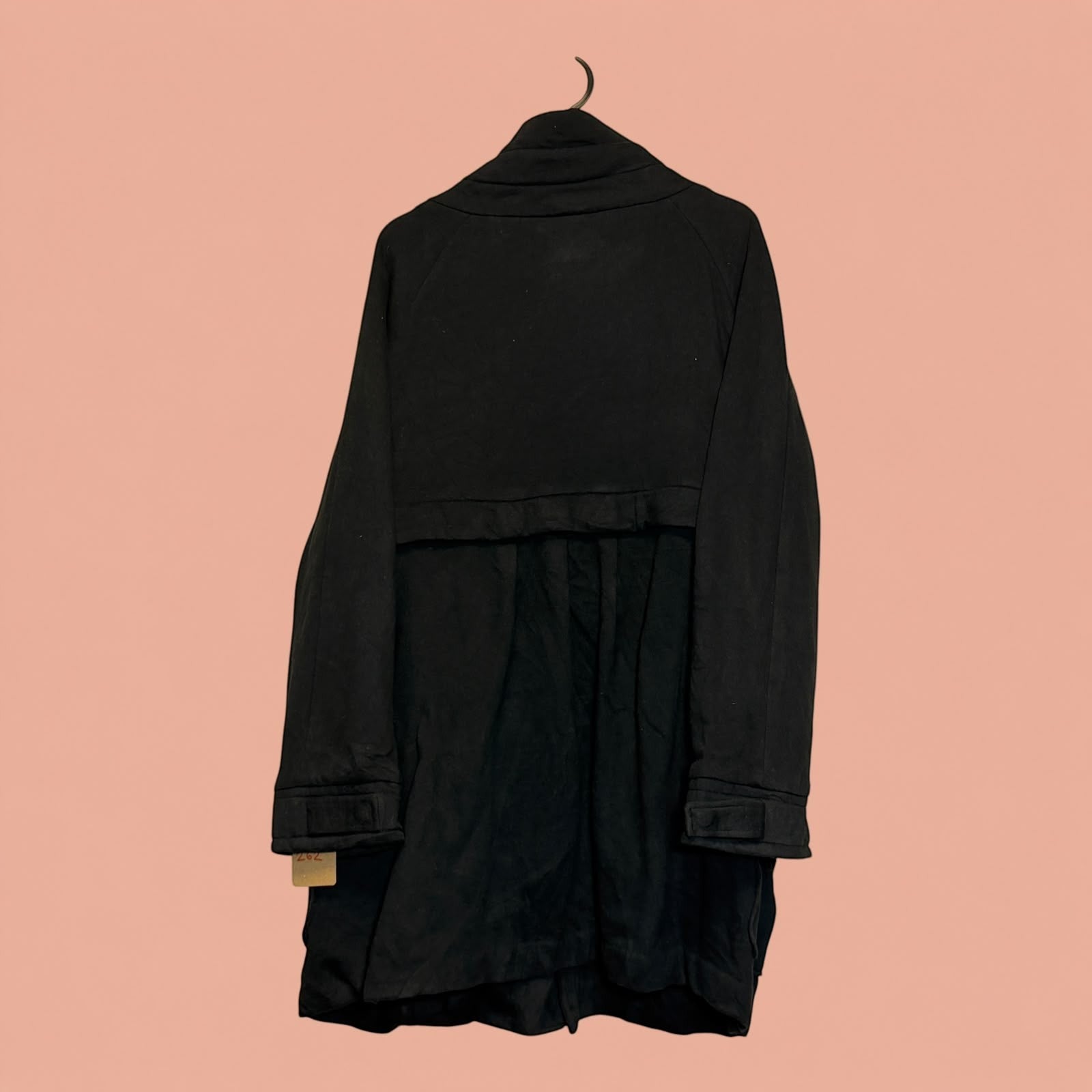 Chaqueta negra de segunda mano Tuclosetrenovado.cl con diseño de panel trasero y cuello alto