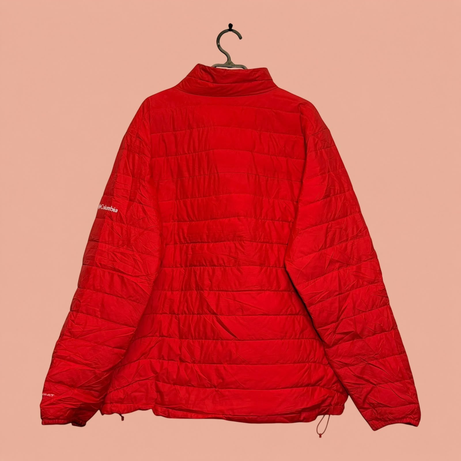Chaqueta acolchada roja Columbia de segunda mano para hombre con logo en la manga, vista trasera