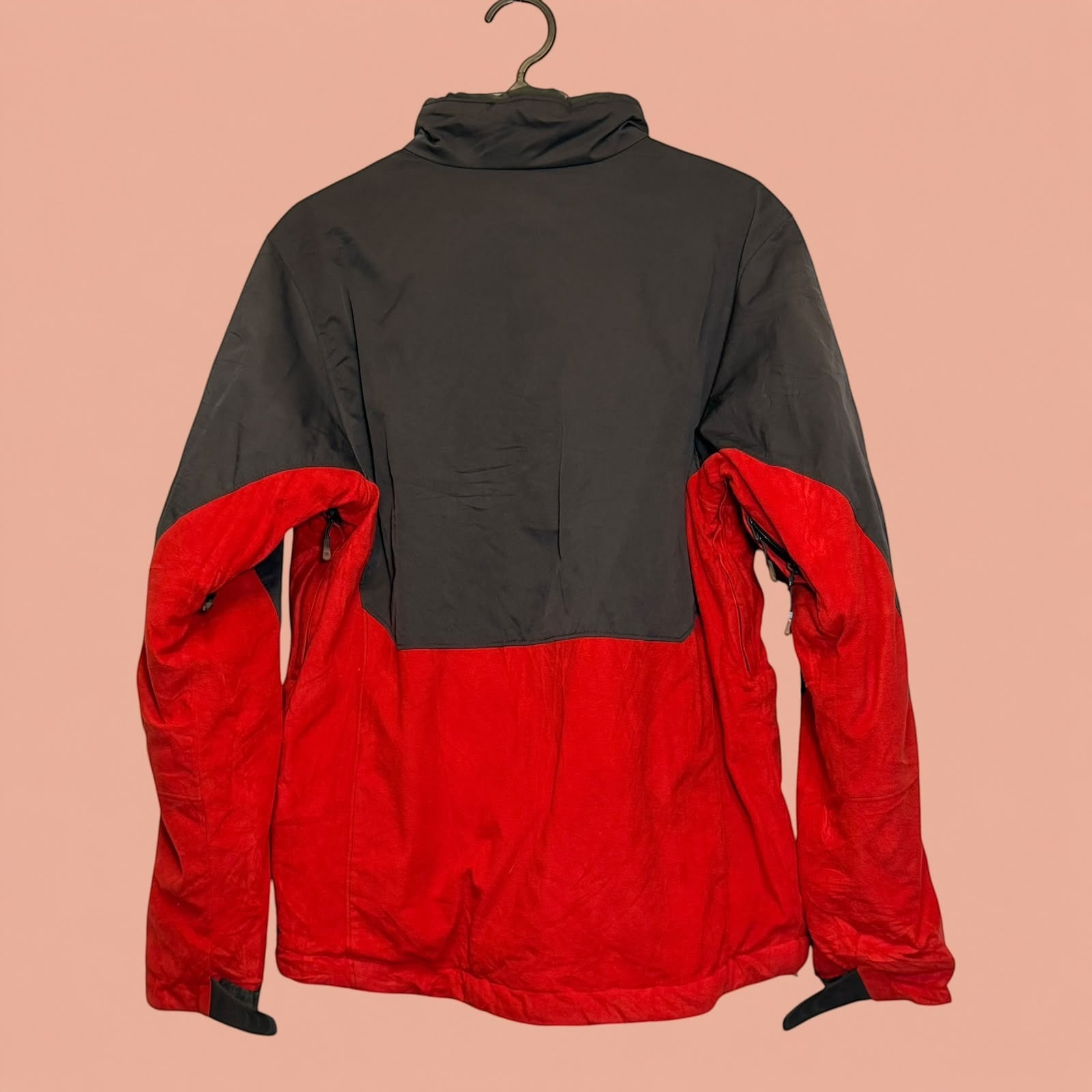 Chaqueta técnica Tuclosetrenovado.cl de hombre en color rojo y gris, diseño de bloques, estilo deportivo de segunda mano