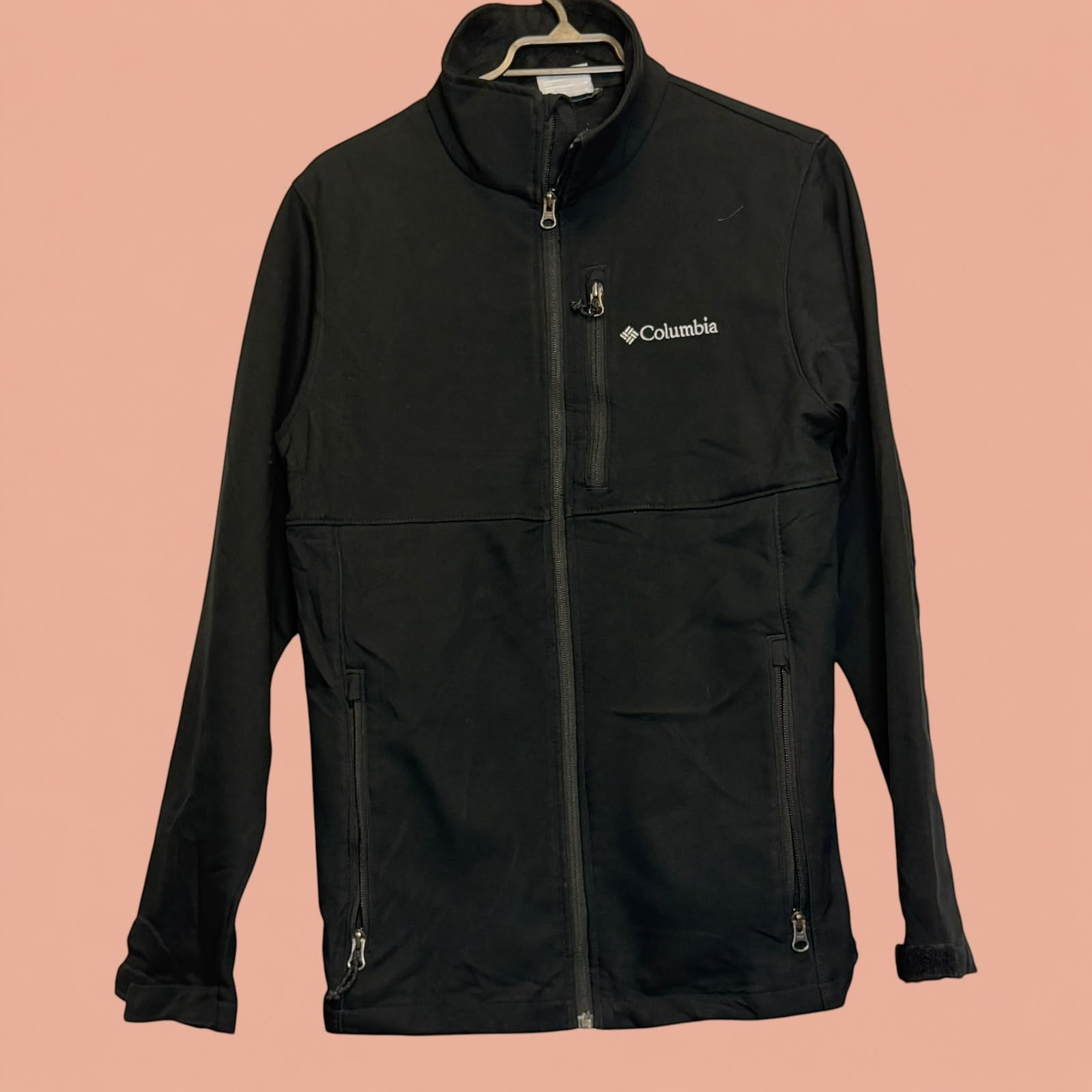 Chaqueta softshell negra para hombre de Tuclosetrenovado.cl con cierre frontal y logo Columbia en el pecho