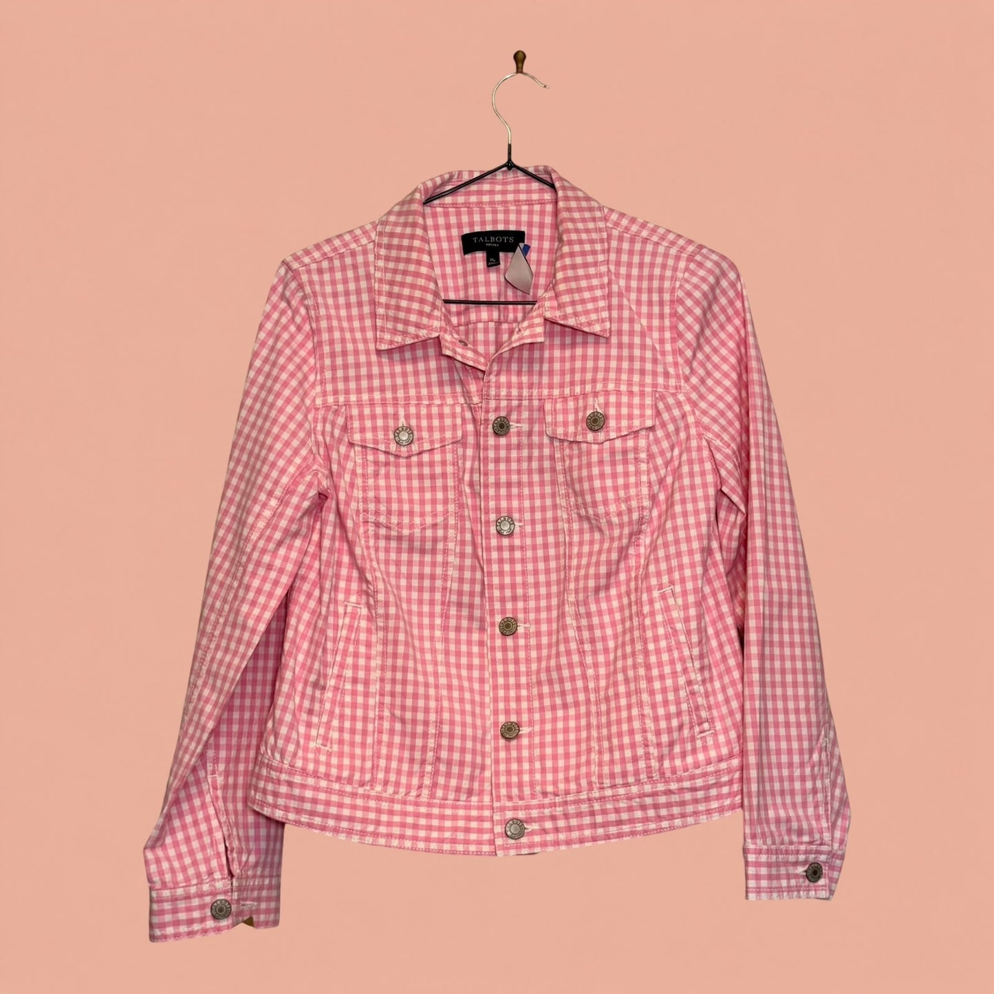 Chaqueta tipo blazer de Tuclosetrenovado.cl con estampado de cuadros vichy en color rosa y blanco, estilo casual.