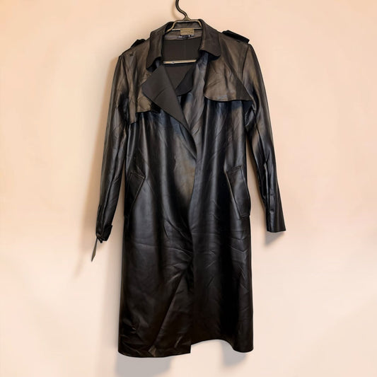 Gabardina larga de eco cuero negro de segunda mano de la marca Tuclosetrenovado.cl con solapas y diseño elegante.