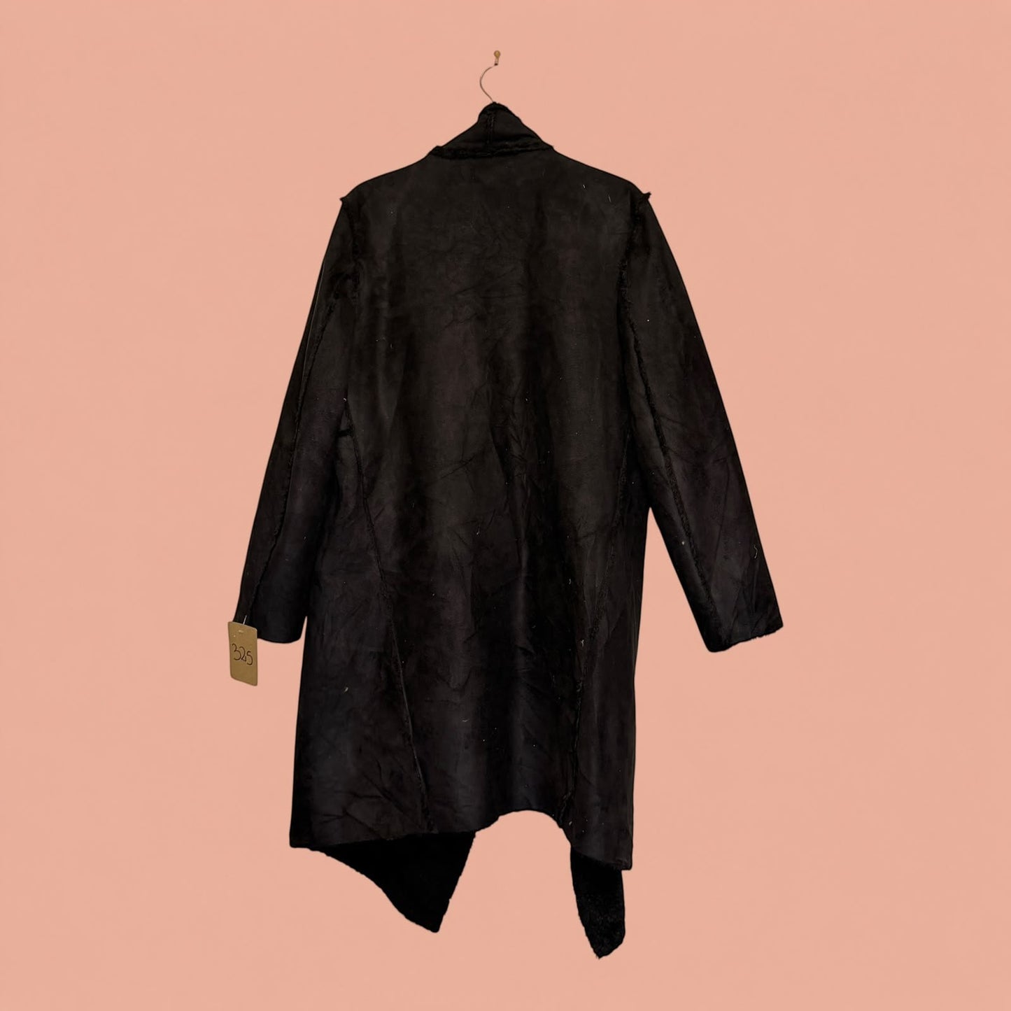 Gamulan negro de segunda mano de Tuclosetrenovado.cl, abrigo largo con textura estilo ante colgado en percha