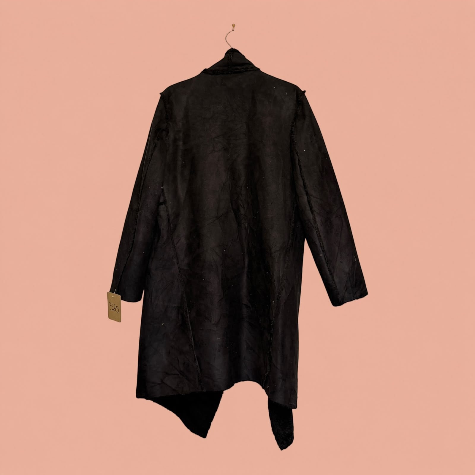 Gamulan negro de segunda mano de Tuclosetrenovado.cl, abrigo largo con textura estilo ante colgado en percha