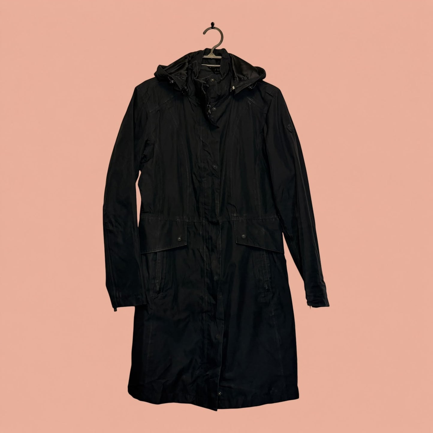 Chaqueta impermeable negra larga con capucha de Tuclosetrenovado.cl, estilo parka técnica de segunda mano.