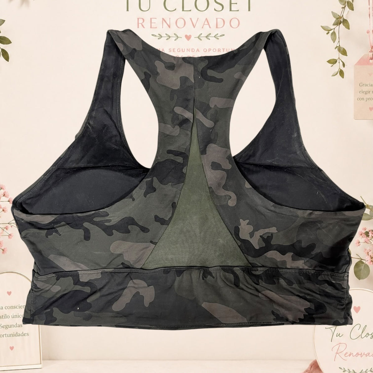Sujetador deportivo Tuclosetrenovado.cl con estampado de camuflaje verde y negro y espalda de nadador con malla