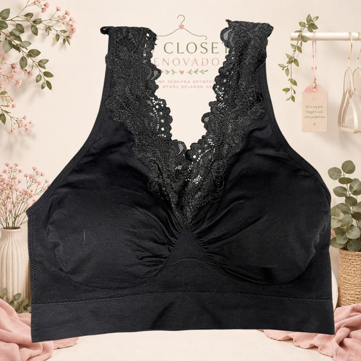Sujetador deportivo negro de Tuclosetrenovado.cl con detalle de encaje elegante en el escote y diseño sin aros