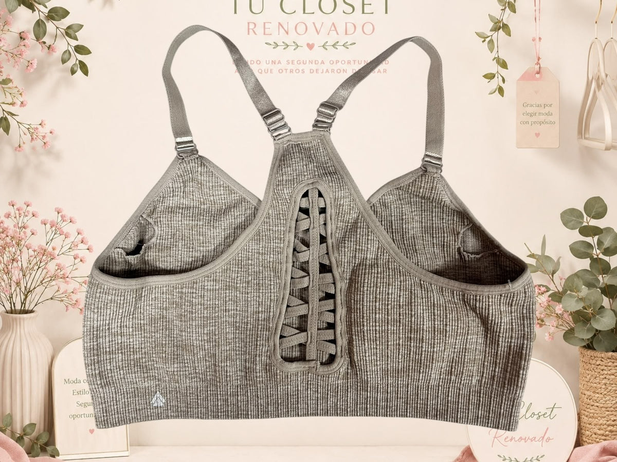 Sujetador deportivo gris Tuclosetrenovado.cl con espalda cruzada de tiras entrelazadas y textura acanalada