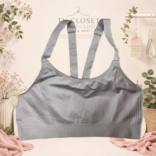 Sujetador deportivo gris de Tuclosetrenovado.cl con tirantes ajustables y diseño sin costuras para mayor comodidad.