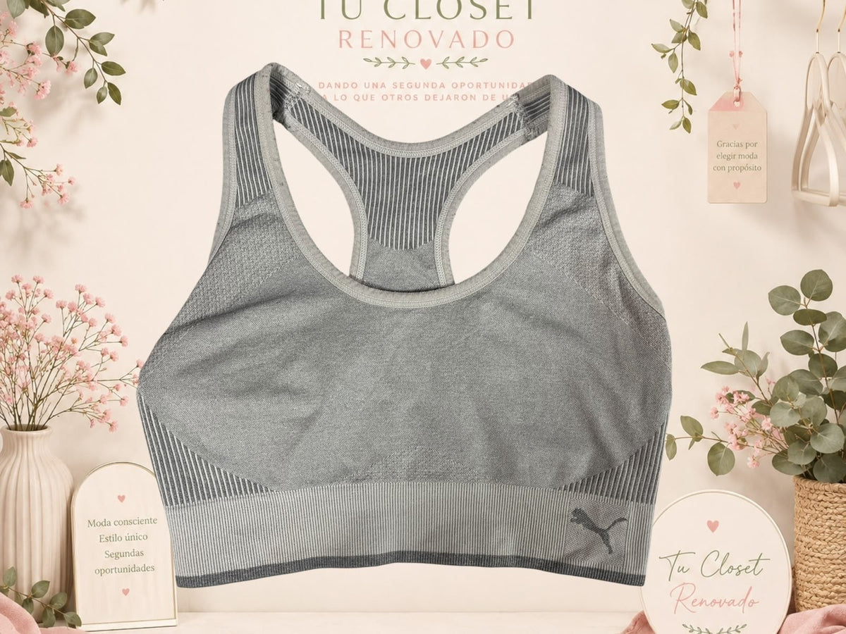 Sujetador deportivo gris de Tuclosetrenovado.cl con diseño de espalda nadadora y tejido elástico sin costuras.