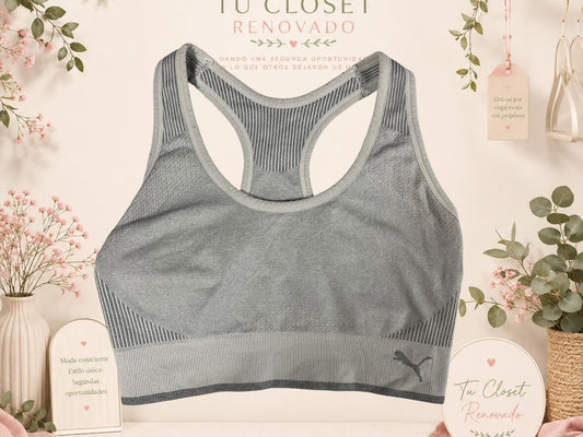 Sujetador deportivo gris de Tuclosetrenovado.cl con diseño de espalda nadadora y tejido elástico sin costuras.