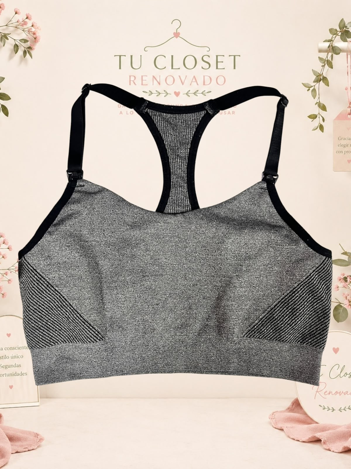 Sujetador deportivo gris jaspeado con espalda nadadora y detalles negros de la marca Tuclosetrenovado.cl