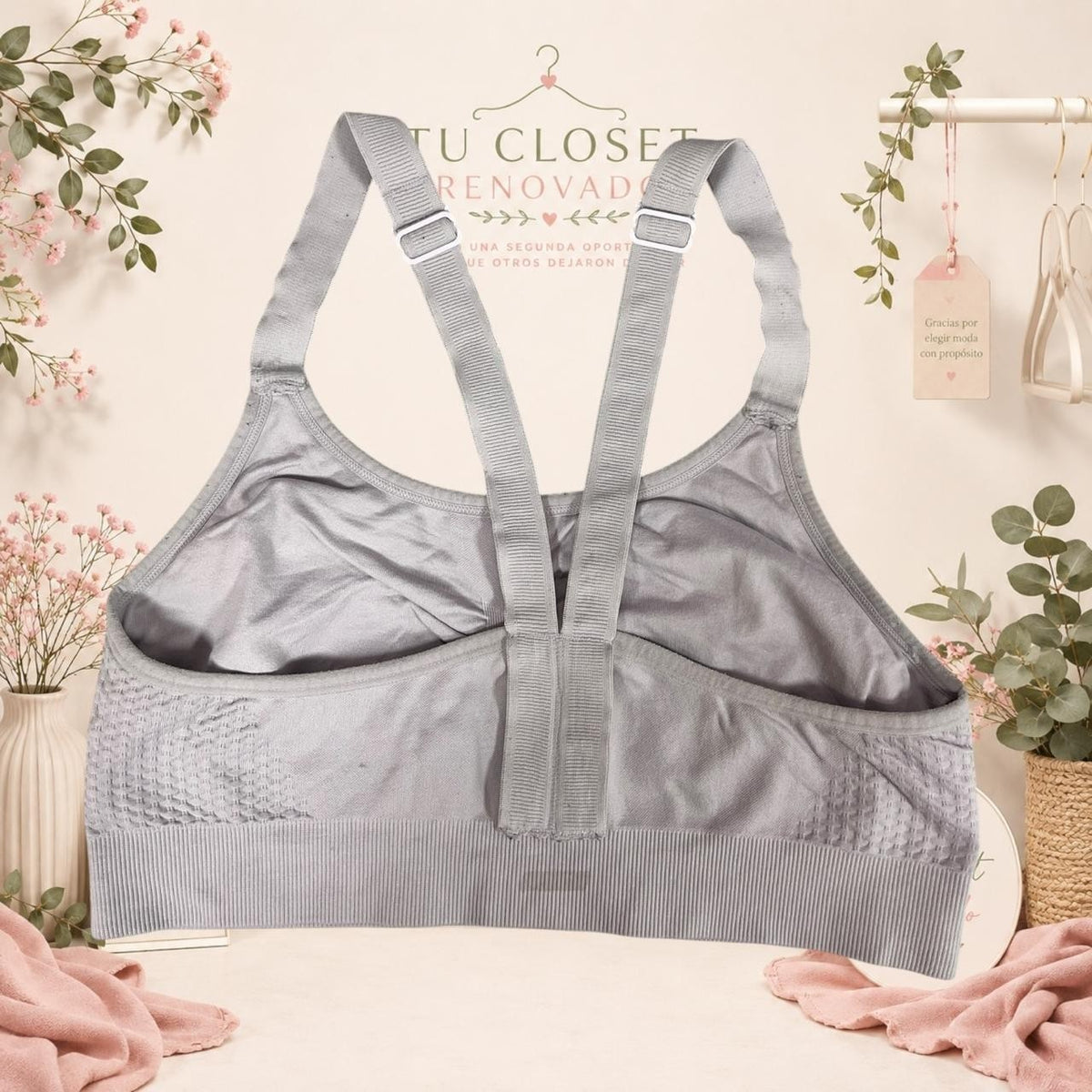 Sujetador deportivo gris de Tuclosetrenovado.cl con espalda cruzada y banda elástica texturizada
