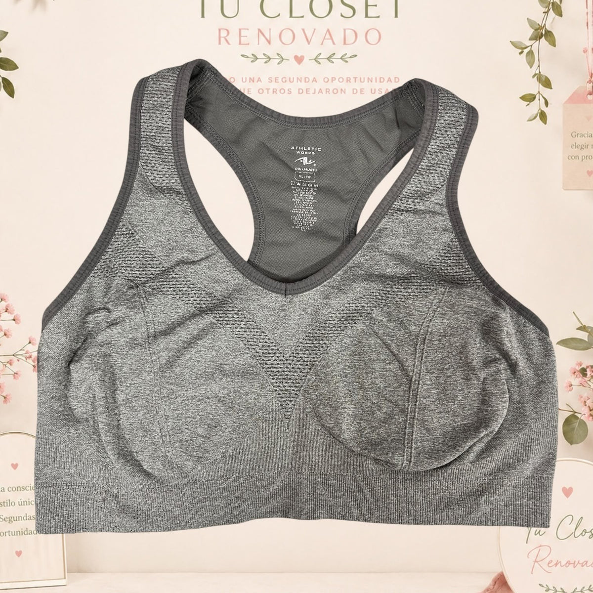 Sujetador deportivo gris de Tuclosetrenovado.cl con diseño de espalda nadadora y tejido transpirable sin costuras