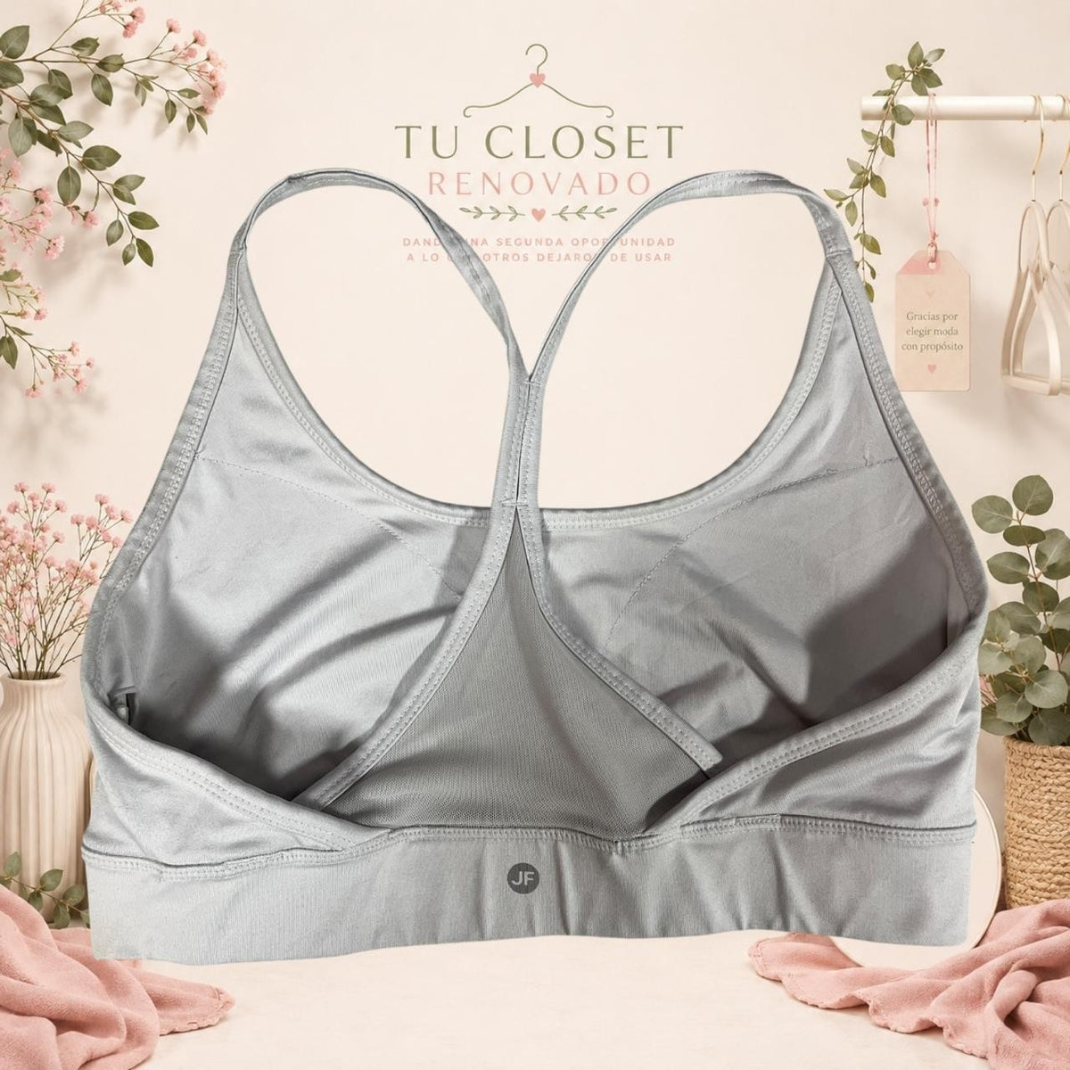 Sujetador deportivo gris de espalda cruzada de Tuclosetrenovado.cl con diseño cómodo y transpirable