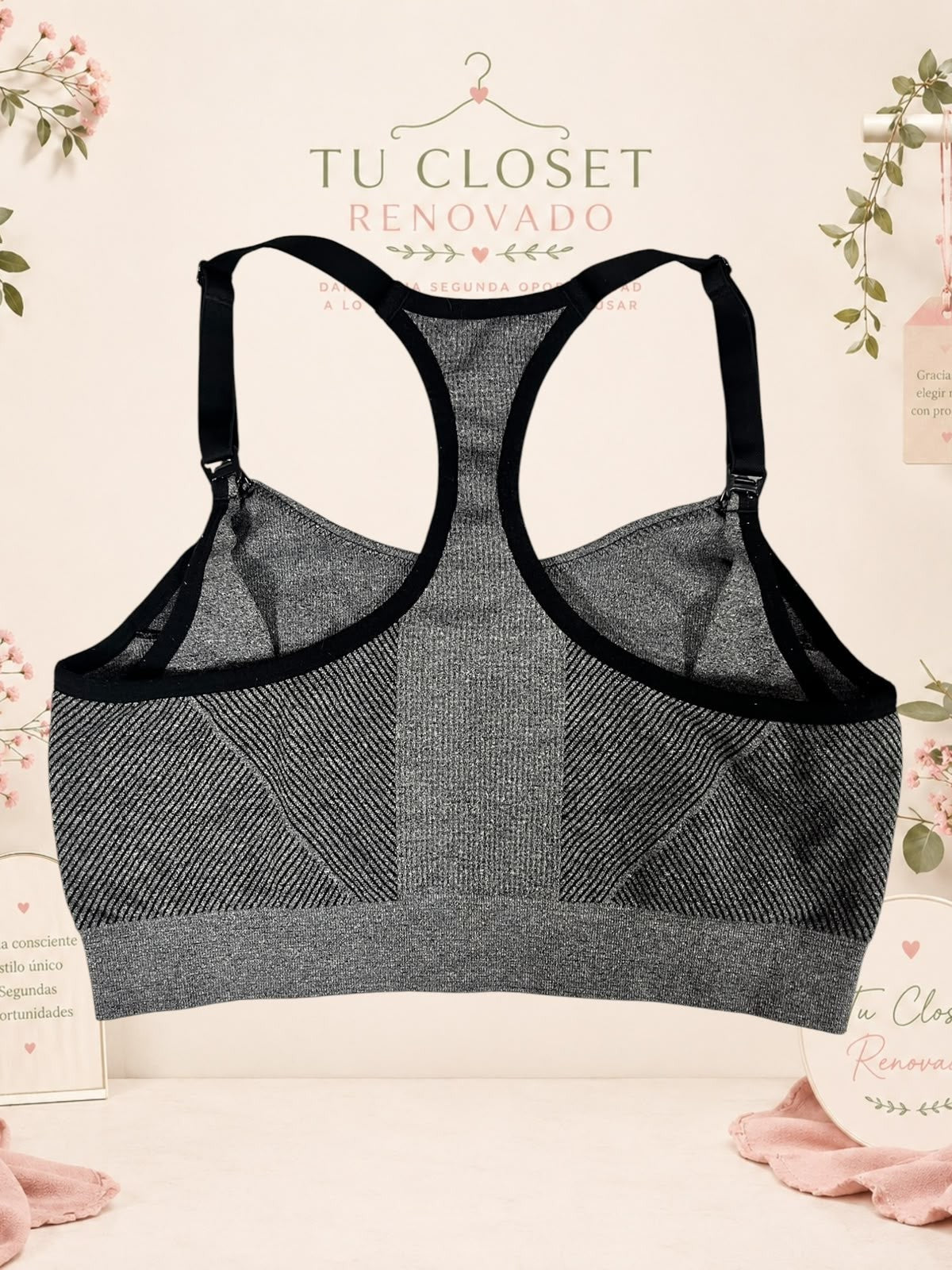 Sujetador deportivo gris con espalda nadadora y detalles negros de Tuclosetrenovado.cl