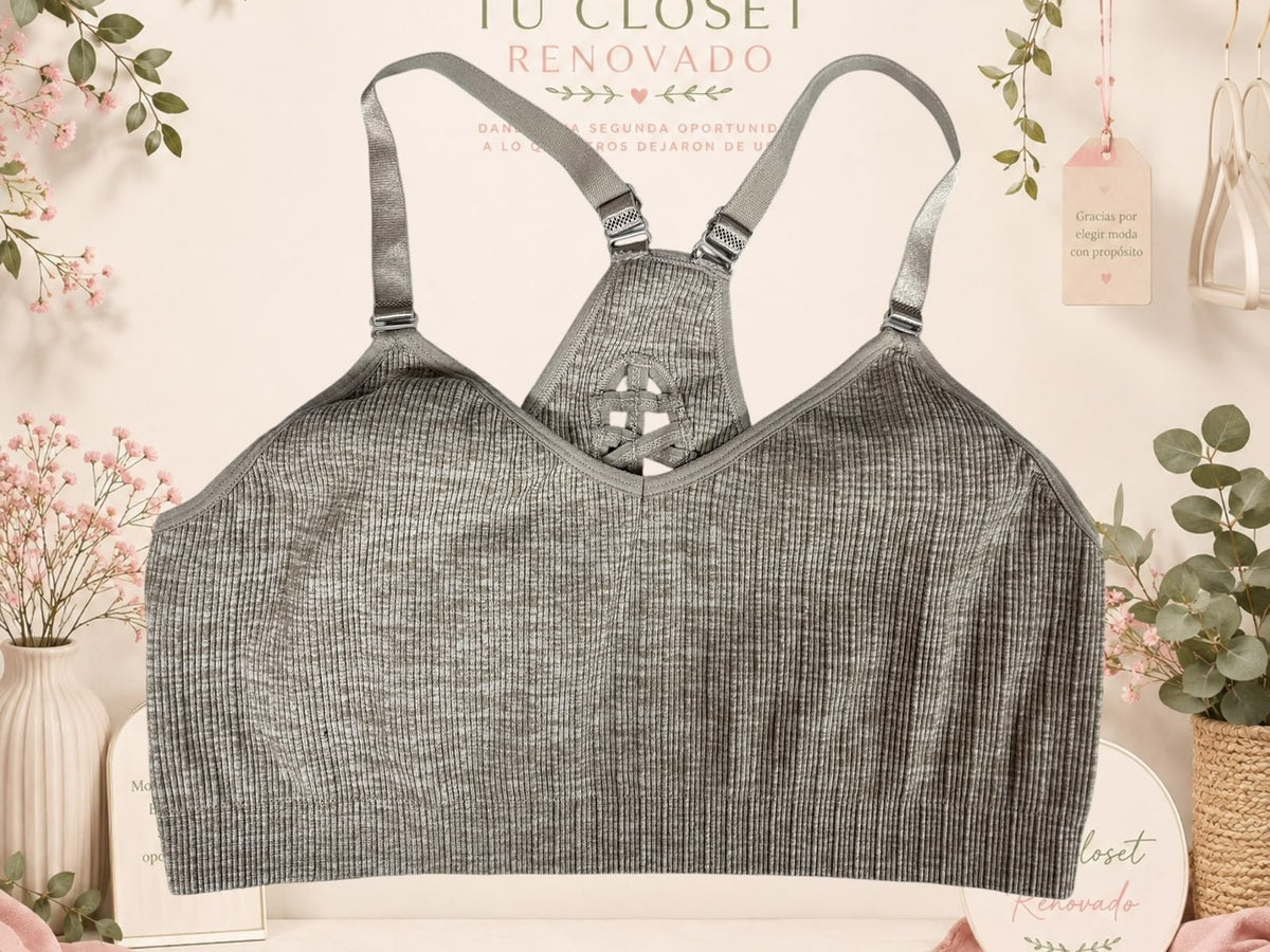 Sujetador deportivo gris de Tuclosetrenovado.cl con textura acanalada, espalda cruzada y tirantes ajustables