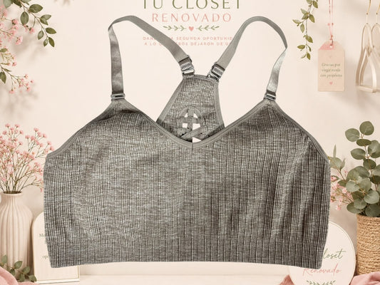 Sujetador deportivo gris de Tuclosetrenovado.cl con textura acanalada, espalda cruzada y tirantes ajustables