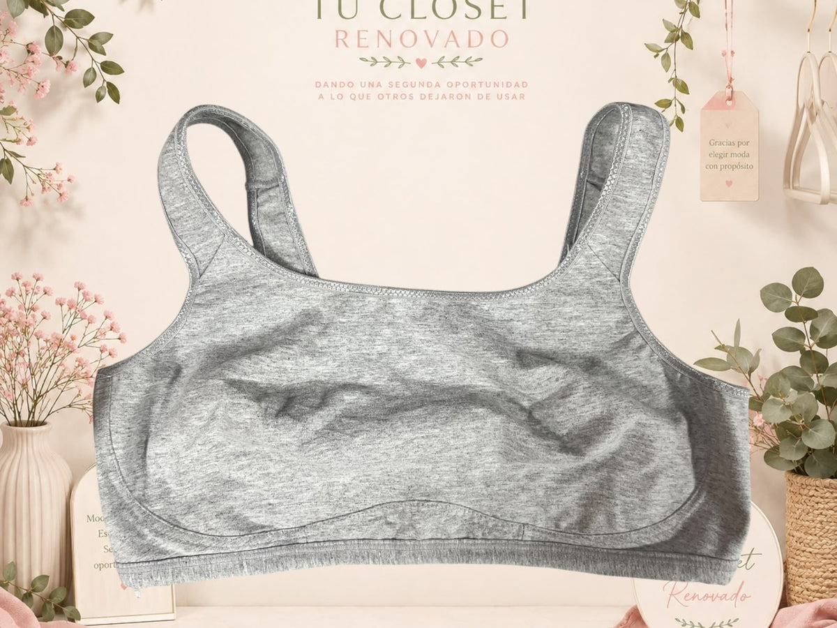 Sujetador deportivo gris de Tuclosetrenovado.cl con tirantes anchos y diseño cómodo de algodón