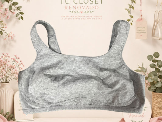 Sujetador deportivo gris de Tuclosetrenovado.cl con tirantes anchos y diseño cómodo de algodón