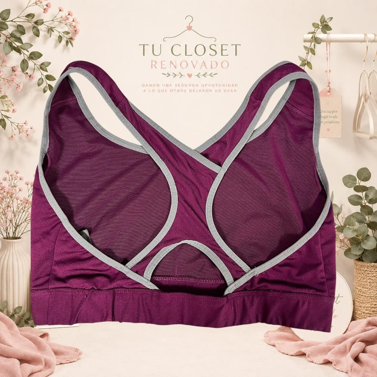 Sujetador deportivo Tuclosetrenovado.cl color morado con espalda cruzada y ribetes grises para mayor soporte