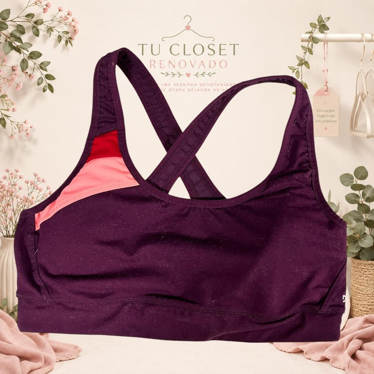 Sujetador deportivo morado de Tuclosetrenovado.cl con espalda cruzada y detalles en rosa y rojo
