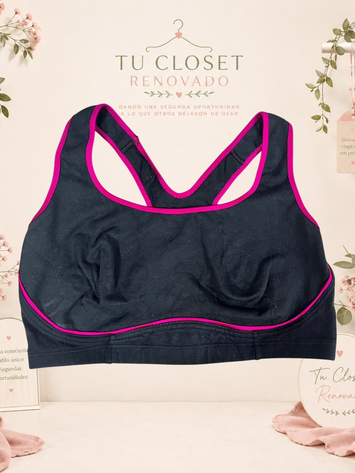 Sujetador deportivo Tuclosetrenovado.cl negro con ribetes en color fucsia y diseño de espalda cruzada