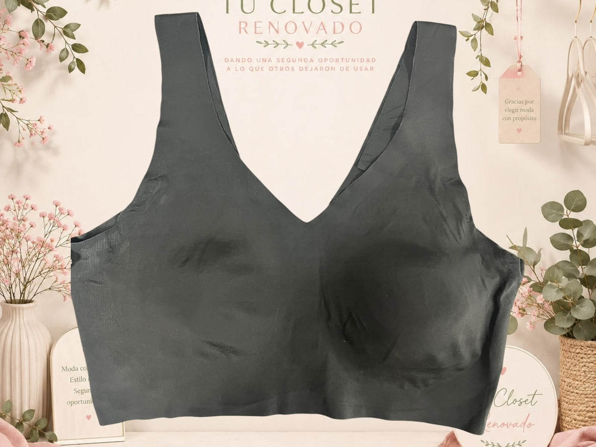 Sujetador deportivo negro sin costuras con cuello en V de Tuclosetrenovado.cl, diseño cómodo y minimalista.