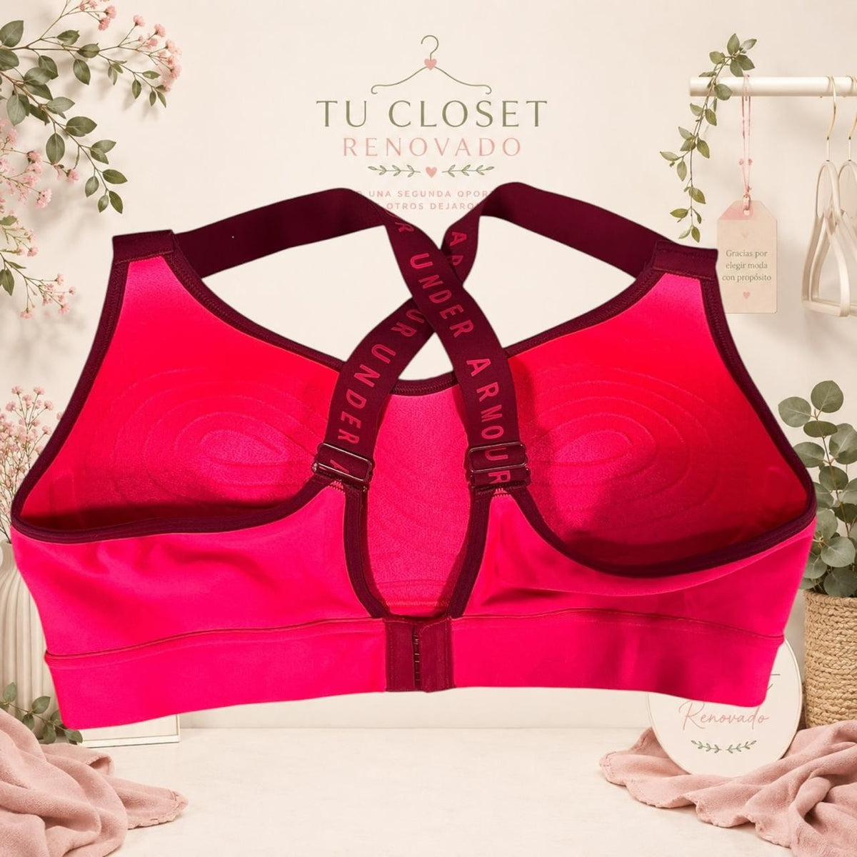 Sujetador deportivo Tuclosetrenovado.cl rosa intenso con tirantes cruzados y detalle de logo en la espalda