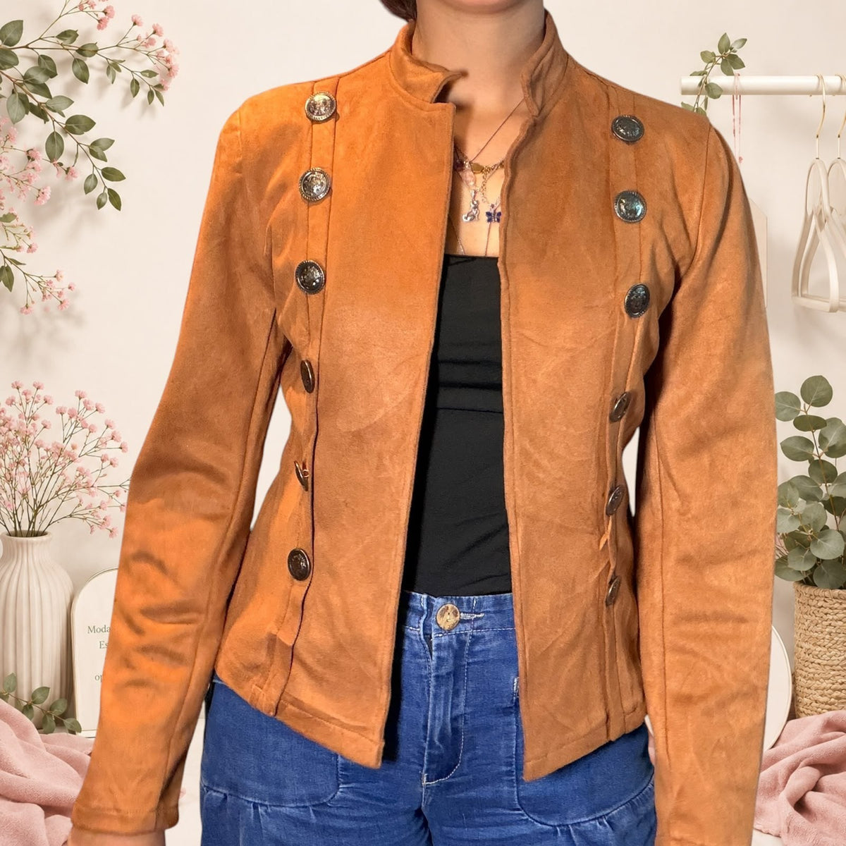Tuclosetrenovado.cl tan faux suede jacket with a mandarin collar and double-breasted silver button detailing.
