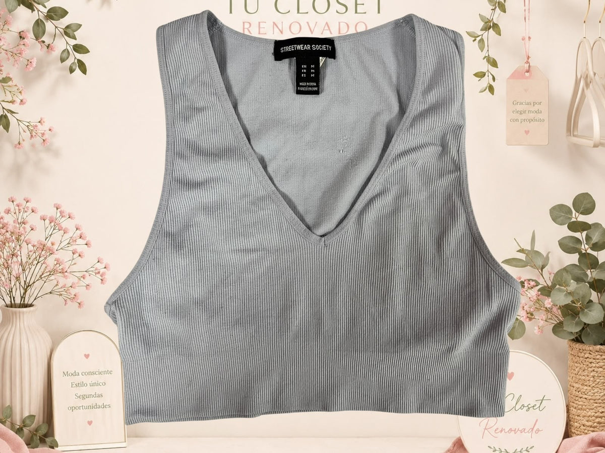 Top corto gris de canalé con cuello en V de la marca Tuclosetrenovado.cl, estilo casual y ajustado.