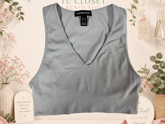 Top corto gris de canalé con cuello en V de la marca Tuclosetrenovado.cl, estilo casual y ajustado.