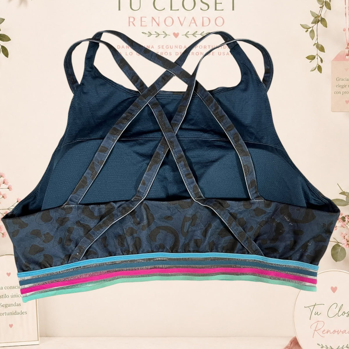 Top deportivo Tuclosetrenovado.cl azul marino con estampado animal print y tiras cruzadas en la espalda