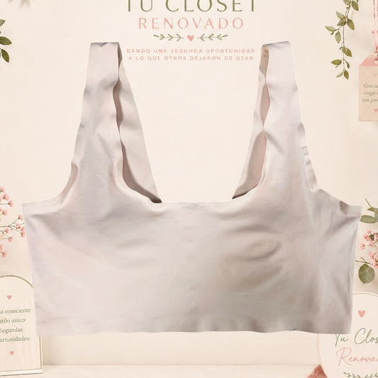 Top deportivo Tuclosetrenovado.cl de color beige claro con diseño sin costuras y escote cuadrado