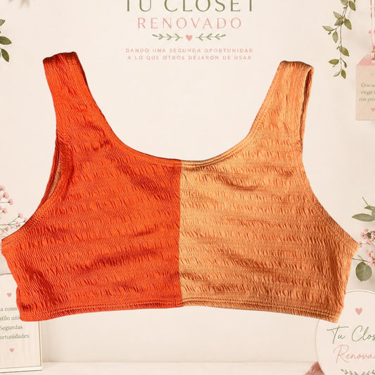 Top deportivo Tuclosetrenovado.cl de estilo bicolor en tonos naranja y melocotón con textura fruncida elástica
