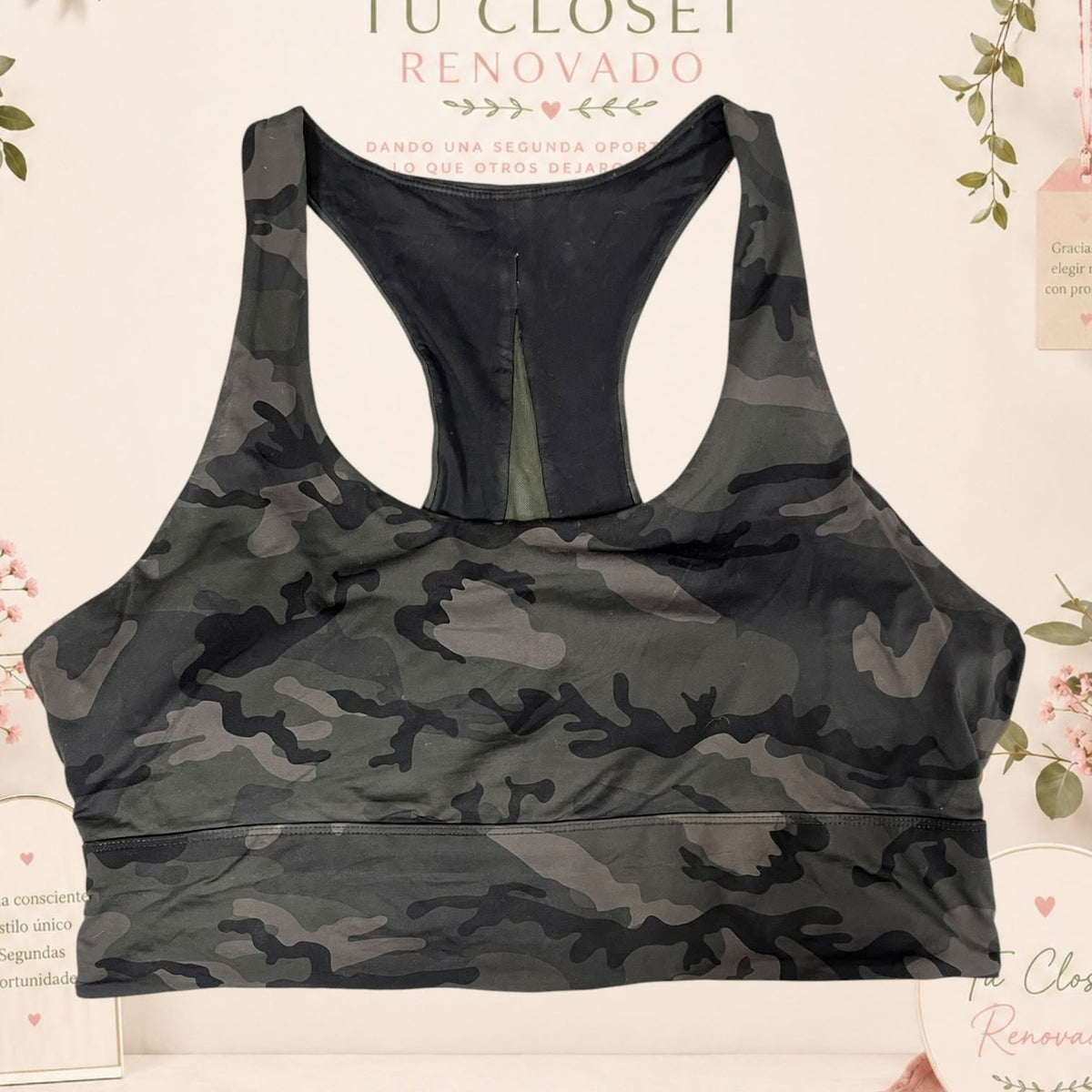 Top deportivo Tuclosetrenovado.cl con estampado de camuflaje en tonos verde oscuro y negro, diseño de espalda nadadora